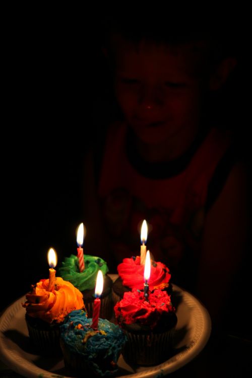 Cupcake,  Maistas,  Šventė,  Gimtadienis,  Vakarėlis,  Vaikai,  Ugnis,  Žvakės,  Pyragai,  Gimtadienio Cupcakes Ir Žvakės