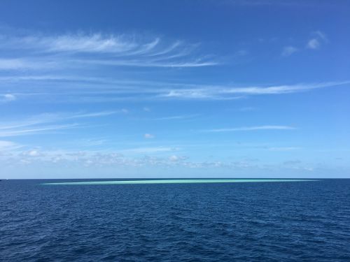 Mėlynas Dangus, Jūra, Sala