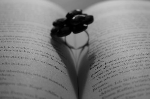 Knyga, Žiedas, Romantiškas