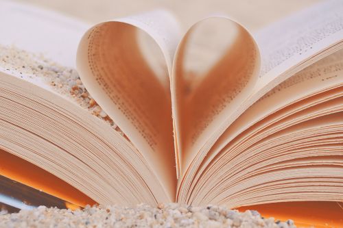 Knyga, Širdis, Meilė, Grūdai, Smėlis, Jūra, Skaitymas, Įsimylėti, Solidarumas, Skaldyta Širdis, Valentino Diena, Laiškas, Tikra Meilė, Įsitraukimas, Sutuoktiniai, Poezija