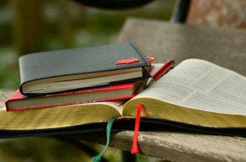 Knygos, Biblija, Mokytis, Skaityti, Dievo Žodis, Puslapiai, Aukstas Kraštas, Pastabos, Nešiojamojo Kompiuterio, Žyma, Krikščionybė, Padengti, Biblijos Studija