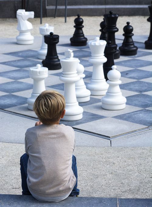 Berniukas, Šachmatai, Juoda, Vaikas, Lauke, Žiūrėti, Žaidimas, Šachmatų Lenta, Balta, Karalius, Pėstininkas, Karalienė, Žiūri