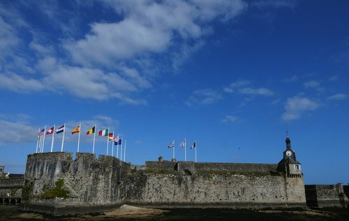 Bretagne,  Prancūzija,  Debesys,  Tvirtovė,  Istorinis Centras,  Vėliavos,  Mėlynas Dangus,  Concarneau