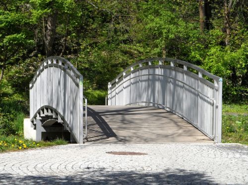 Tiltas, Turėklai, Idiliškas, Saulės Šviesa, Vasara, Pavasaris, Bachas, Bankas, Idilija, Jaukus, Šešėlis, Šešėliai, Saunus, Žalias, Gamta, Mįslingas, Taikus, Atsipalaidavimas, Poilsis, Perėjimas, Perėjimas, Internetas, Parkweg, Parkas, Vaikščioti, Promenada, Žalia Medžiaga, Medžiai, Krūmas, Brangakmeniai, Nesunkiai, Tylus, Atsipalaidavimas, Atsipalaiduoti, Brückchen, Baliustraida, Parapet, Tinklelis, Geležis, Grotelės Tvora, Tinkleliai