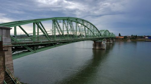 Tiltas, Sienos, Upė