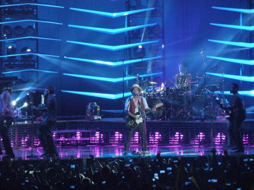 Bruno Marsas,  Chuliganai,  Dainininkė,  Koncertas,  Grupė,  Muzika,  Podiumas,  Gitaristas,  O2 Arena,  Ventiliatorius,  Minia,  Rodyti