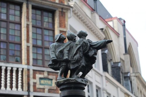 Briuselis, Didžioji Vieta, Skulptūra