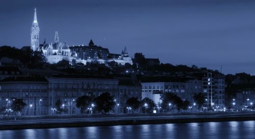 Budapest, Vengrija, Pilis, Pastatai, Orientyras, Dangus, Debesys, Upė, Vanduo, Žibintai, Apmąstymai, Medžiai, Panorama, Naktis, Vakaras, Miestas, Miestai, Miesto