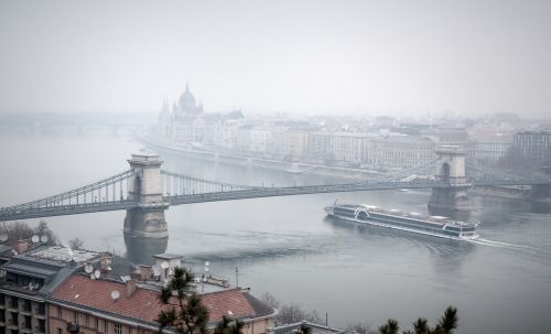 Budapest, Danube, Upė, Miestas, Miesto Panorama, Miesto, Europa, Vengrija, Orientyras, Architektūra, Tiltas, Panorama, Vanduo, Panorama, Magyar, Turizmas, Laivas, Žiema, Migla, Rūkas