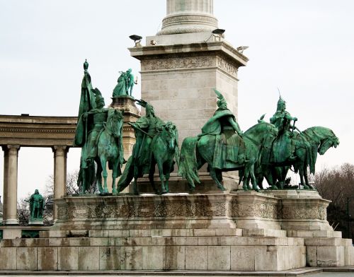 Budapešto Vengrija, Herojų Aikštė, Stiprios, Arkliai, Paminklas, Orientyras, Žinomas, Paminklas, Herojus, Skulptūra, Istorija, Turizmas, Turistinis, Miesto Panorama, Bronza, Akmuo, Architektūra, Miestas, Pritraukimas