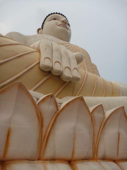 Buda, Statula, Budizmas