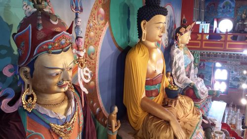 Budizmas, Šventykla, Dievai, Spalvos