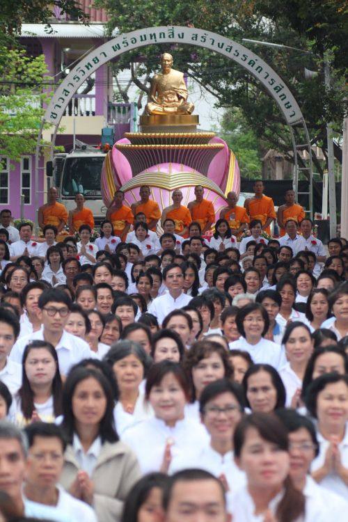 Budistams, Žmonės, Kovas, Vienuoliai, Oranžinė, Drabužiai, Ceremonija, Konvencija, Susitikimas, Taika, Tradicija, Tailandas, Bangkokas, Tikėjimas, Vaikščioti, Wat, Phra Dhammakaya, Šventykla, Dhammakaya Pagoda, Daugiau Nei, Milijonai, Budhas, Auksas, Budizmas