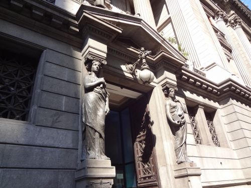 Buenos Airės, Fasadas, Skulptūros