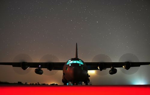 C-130J Hercules, Naktis, Vakaras, Žvaigždės, Dangus, Žibintai, Lėktuvas, Lėktuvas, Kroviniai, Kariuomenė, Siluetas, Lauke, Oro Pajėgos, Takas, Tarmac