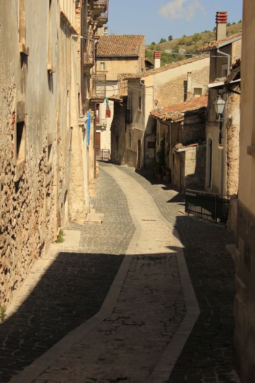 Calascio, Italy, Abruzzo, Kelias