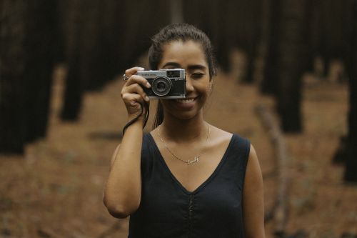 Fotoaparatas, Filmas, Moteris, Šypsena, Fotografas, Aksesuarai, Bandelė, Gamta, Miškai