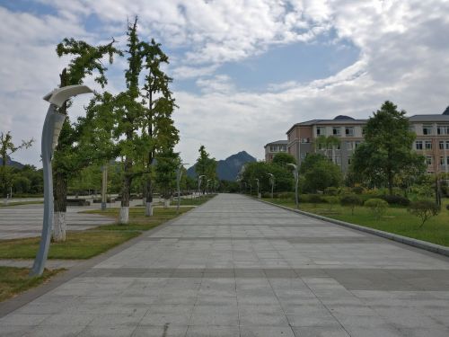 Campus, Guilin Universitetas Elektroninių Technologijų, Mėlynas Dangus Ir Balti Debesys