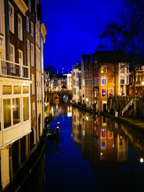 Kanalas, Utrecht, Vanduo, Nyderlandai, Holland, Olandų, Architektūra, Istorinis, Senas, Europa, Vaizdingas, Upė, Vakaras, Atspindys, Gyvenamasis, Apartamentai, Apšviestas, Romantiškas, Fasadai, Eksterjeras, Pastatai