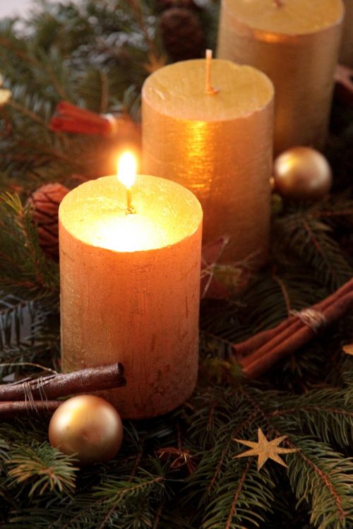 Žvakė, Atvykimo Vainikas, Advento Susitarimas, Adventas, Kalėdos, Kalėdų Laikas, Išdėstymas, Kalėdų Papuošalai, Liepsna, Šviesa, Žvakių Šviesa, Vaškas, Pirmoji Žvakė, Auksas