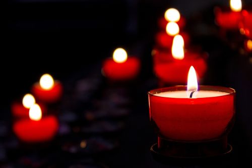Žvakė, Gedulas, Bažnyčia, Religija, Žvakių Šviesa, Šviesa, Paminėti, Tikėjimas, Vitražas, Krikščionybė, Žvakės, Arbatos Žvakės, Krikščionis