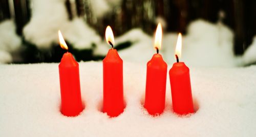 Žvakės, Raudonos Žvakės, 4 Žvakės, 4, Adventas, Sniegas, Žiema, Kalėdų Laikas, Žvakių Šviesa, Liepsna, Šviesa, Gruodžio Mėn .