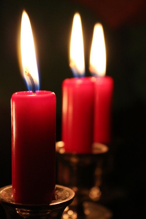 Žvakės, Raudona, Šviesa, Liepsna, Vaškas, Vaškinė Žvakė, Wick, Deginti, Jaukus, Atmosfera, Tamsi, Kalėdų Giesmė, Sąskaitą, Romantiškas, Žvakių Šviesa, Ugnis, Nuotaika