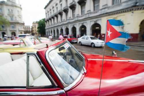 Automobilis, Kuba, Vėliava, Senas, Havana, Vintage, Retro, Kelionė, Turizmas, Gatvė, Gabenimas, Transportas, Kelias, Automobilis, Automobilių Stovėjimo Aikštelė, Simbolis