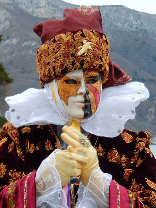 Kaukė, Karnavalas Annecy, Festivalis