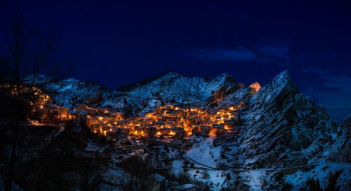 Castelmezzano, Italy, Kaimas, Miestas, Kurortas, Kalnai, Žiema, Sniegas, Istorinis, Architektūra, Namai, Orientyrai, Naktis, Vakaras, Žibintai, Švytėjimas, Senas, Miestas, Gamta, Lauke, Kraštovaizdis, Gražus, Hdr, Panorama