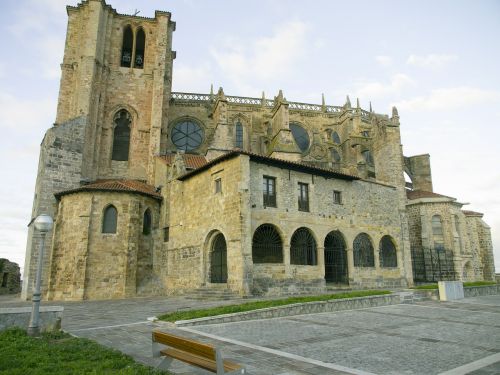 Pilis, Castro Urdiales, Paminklas