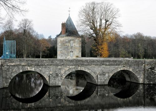 Pilis Sul-Sur-Loire, Tiltas, Akmens Arka, Moat, Bokštas, Pierre