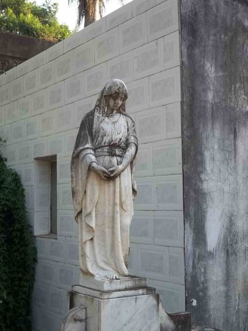 Kapinės, Figūra, Statula