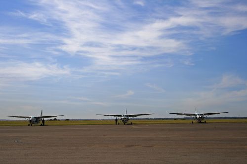 Cessna Kemperiai, Orlaivis, Fiksuotas Sparnas, Oro Laukas, Tarmac, Dangus, Mėlynas, Debesys, Aviacija