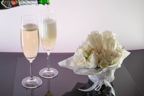 Šampanas,  Teka,  Vyno Taurės,  Gėlės,  Šventė,  Gražus,  Romantiškas,  Skystis,  Vestuvės,  Pokyčiai,  Ceremonija,  Stiklo,  Nuotaika,  Baltos Spalvos,  Atstumas,  Šviesus