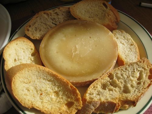 Sūris, Duona, Tradicija