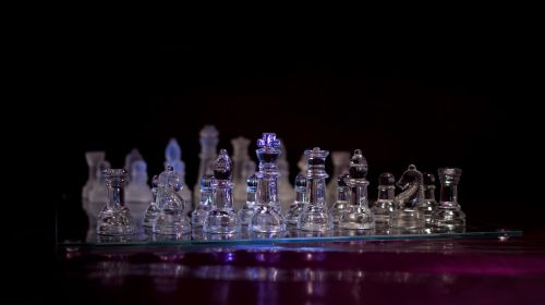 Šachmatai, Stiklas, Šachmatų Figūros, Šachmatų Žaidimas, Šachmatų Lenta, Strategija, Karalius, Skaičiai, Galvoti, Stalo Žaidimas, Šachmatų Figūrėlė, Strateginis Žaidimas, Bokštas, Žaidimų Lenta, Lady, Žaisti, Bauer, Žaidimo Ženklai, Žaidimo Laukai, Bėgikai, Springeris, 3D, Patikrinta