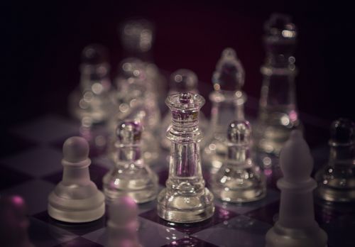 Šachmatai, Stiklas, Šachmatų Figūros, Šachmatų Žaidimas, Šachmatų Lenta, Strategija, Karalius, Skaičiai, Galvoti, Stalo Žaidimas, Šachmatų Figūrėlė, Strateginis Žaidimas, Lady, Žaidimų Lenta, Žaidimo Ženklai, Bėgikai, Žaidimo Laukai