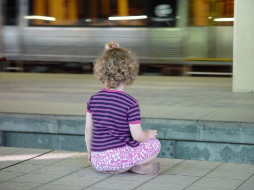 Vaikas, Sėdėti, Metro, S Bahn, Traukinių Stotis, Violetinė, Mažas Vaikas, Jaunas