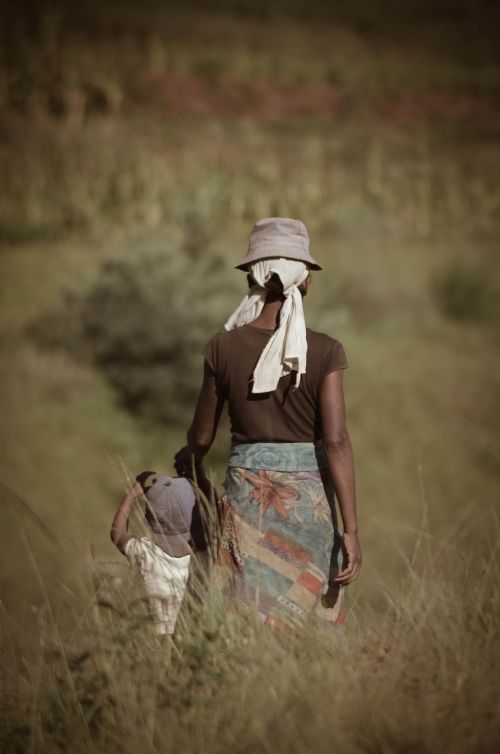Vaikas Ir Motina, Sūnus, Motina, Vaikas, Skurdas, Madagaskaras, Iš Nugaros, Neturtingi Žmonės, Meilė Motinai