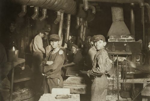 Vaikų Darbas, Vaikai, Industrija, Darbas, Stiklo Fabrikas, Stiklo Gamyba, Manufaktūra, Indiana, Usa, 1908, Juoda Ir Balta