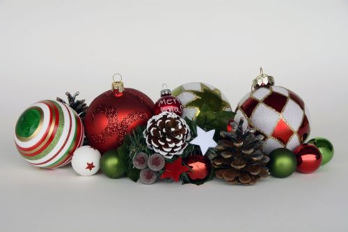 Kalėdiniai Kamuoliai, Kalėdos, Kalėdiniai Dekoracijos, Rutuliai, Apdaila, Atvirukas, Kalėdų Puošimas, Kalėdinis Ornamentas, Linksmų Kalėdų, Spindesys, Raudona, Žalias, Balta, Kalėdų Laikas, Adventas, Pušies Kankorėžiai, Deko, Kalėdų Sveikinimas, Kalėdų Motyvas, Auksas, Laimingas Fiksuotas, Kalėdinis Atvirukas, Kalėdų Atvaizdai