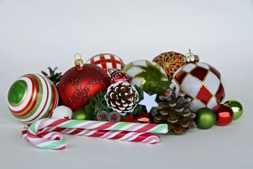 Kalėdiniai Kamuoliai, Kalėdos, Kalėdiniai Dekoracijos, Rutuliai, Apdaila, Atvirukas, Kalėdų Puošimas, Kalėdinis Ornamentas, Linksmų Kalėdų, Spindesys, Raudona, Žalias, Balta, Kalėdų Laikas, Adventas, Pušies Kankorėžiai, Deko, Kalėdų Sveikinimas, Kalėdų Motyvas, Auksas, Laimingas Fiksuotas, Kalėdinis Atvirukas, Kalėdų Atvaizdai