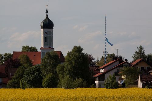 Bažnyčia, Svogūnų Kupolas, Barokas, Viršutinė Bavarija, Kaimas, Kaimas, Aliejiniai Rapsai, Rapsų Sėklos, Žemdirbystė, Galiolė, Pavasaris, Tradicija, Mėlynas, Balta, Geltona, Medžiai, Vakarinė Šviesa