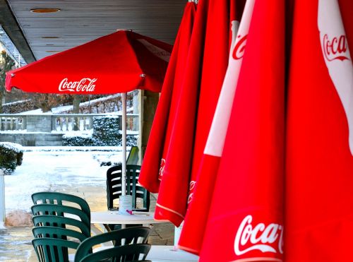 Coca Cola, Koksas, Saulės Skėčiai, Skėčiai Nuo Saulės, Reklama, Skėčiai, Terasa, Žiema, Sniegas, Ledas, Restoranas, Raudona