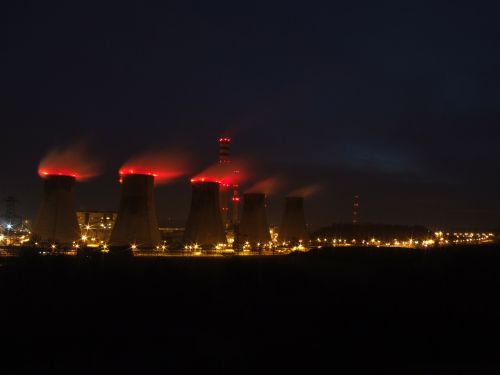 Kombinuota Šilumos Ir Elektros Energijos Jėgainė, Dūmtraukiai, Dūmai, Dūmtraukiai Su Dūmais, Naktis, Raudonas Dūmas