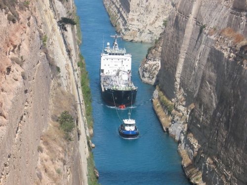 Korinto Kanalas, Ankštus, Laivas