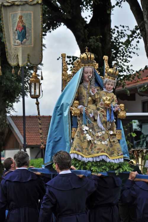 Corpus Christi, Laikymasis, Madonna, Judėti