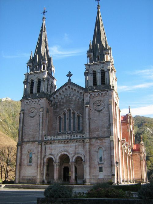 Covadonga, Asturias, Bažnyčia