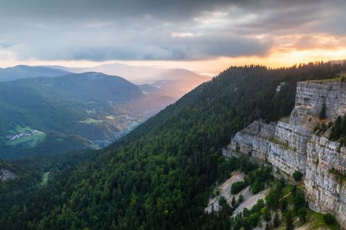 Creux Du Van, Saulėtekis, Uolos, Akmens Katilai, Įspūdingas, Dangus, Kraštovaizdis, Rytas, Jura, Siluetai, Nuotaika, Gamta, Saulė, Šveicarija, Kalnai, Žygiai, Šventė, Apšvietimas, Įvedimas, Vasara, Mysthisch, Sėkmė, Atgal Šviesa, Žygis, Stovykla, Tylus